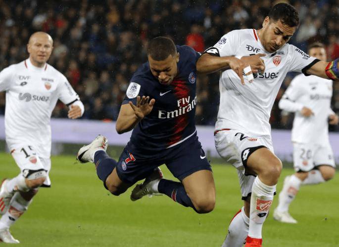 包含四强激战！欧洲联赛呈现悬念之争的词条