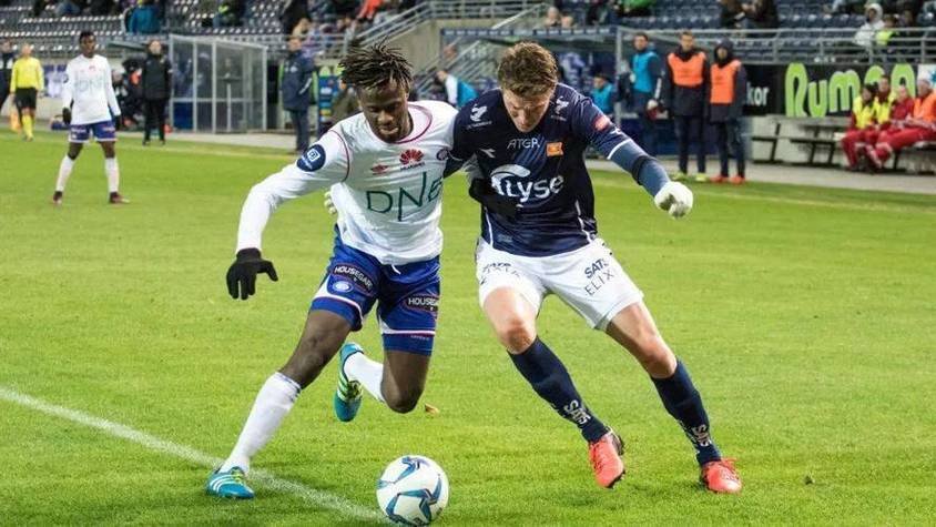 包含奥格斯堡坐镇主场，迎战强劲对手的词条