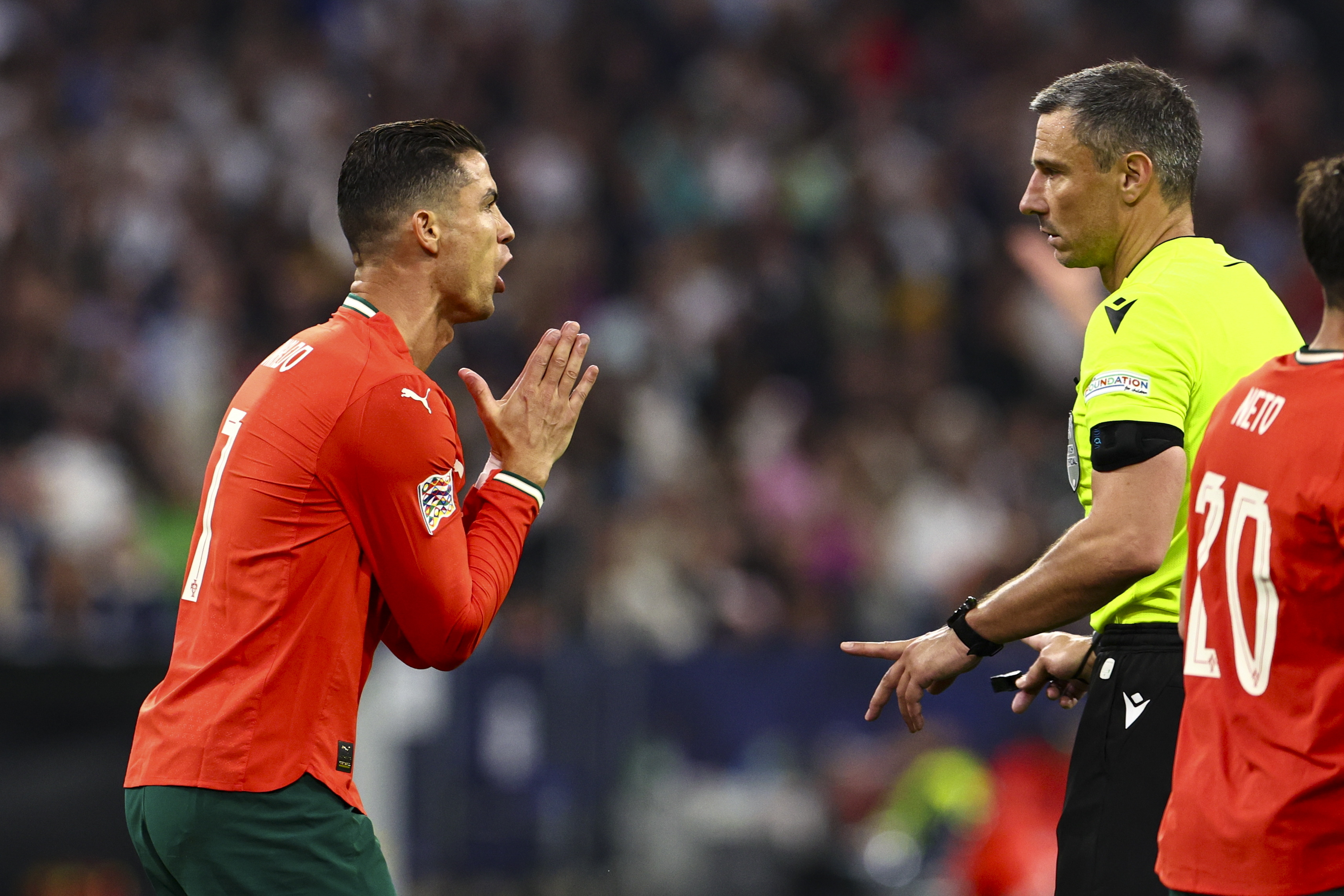 包含哥伦比亚负于对手，欧国联赛程遗憾中止的词条