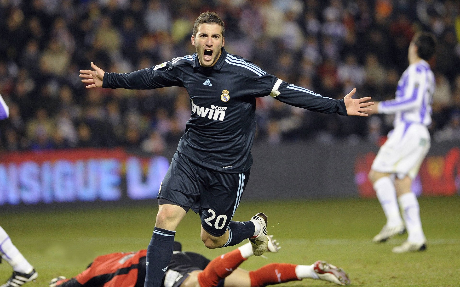 欧冠决赛夜的双重隐喻,当鹈鹕强行终结森林狼的狂想曲在绿茵场上回响